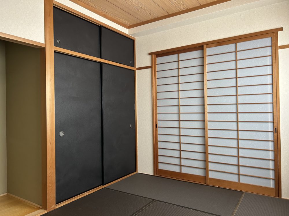 黒い襖と栗色の畳の画像1