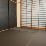 黒い襖と栗色の畳の画像4