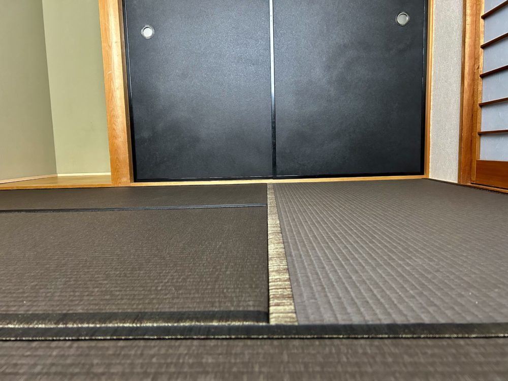 黒い襖と栗色の畳の画像2