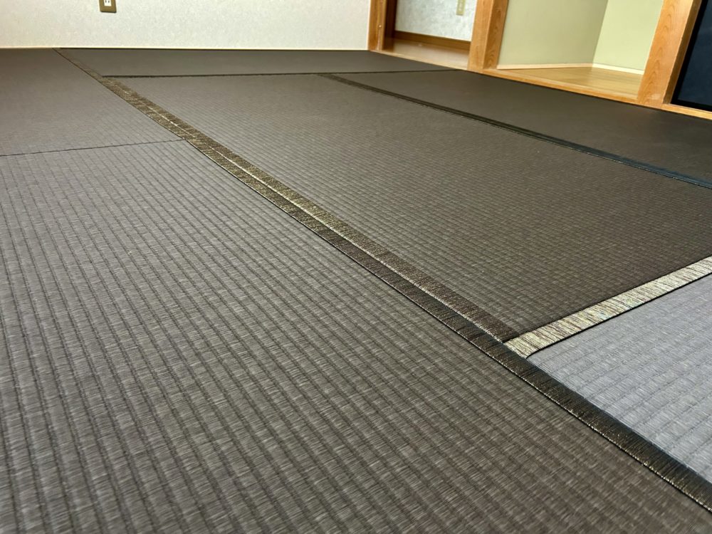 黒い襖と栗色の畳の画像6