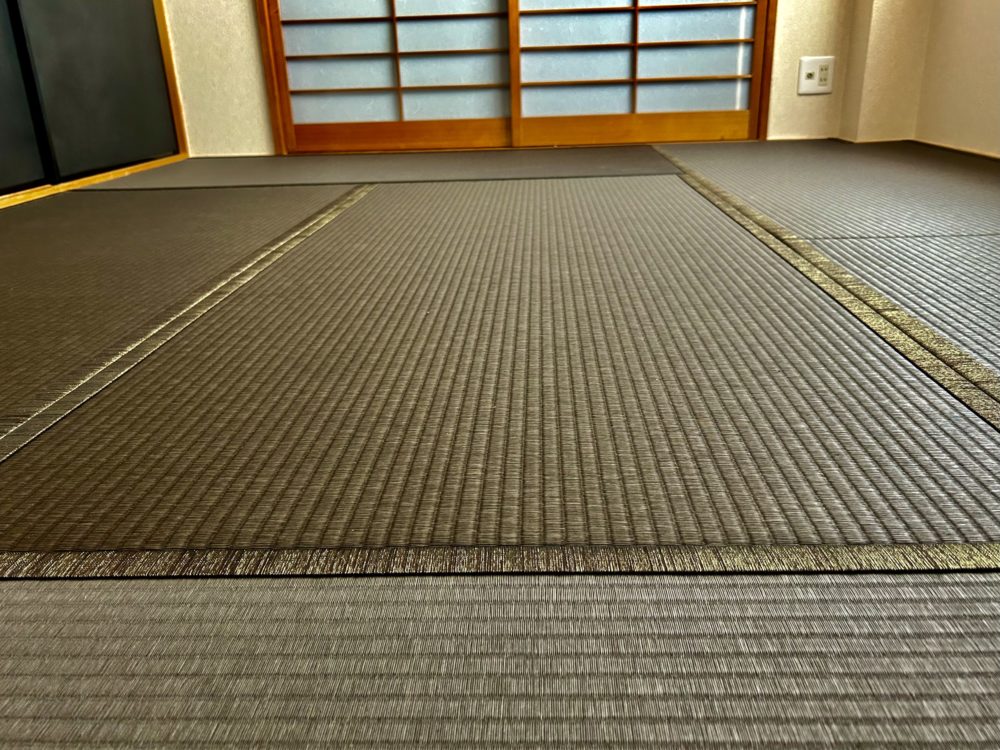 黒い襖と栗色の畳の画像3